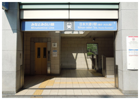 1．みなとみらい線 日本大通り駅 1番出口を出てください。